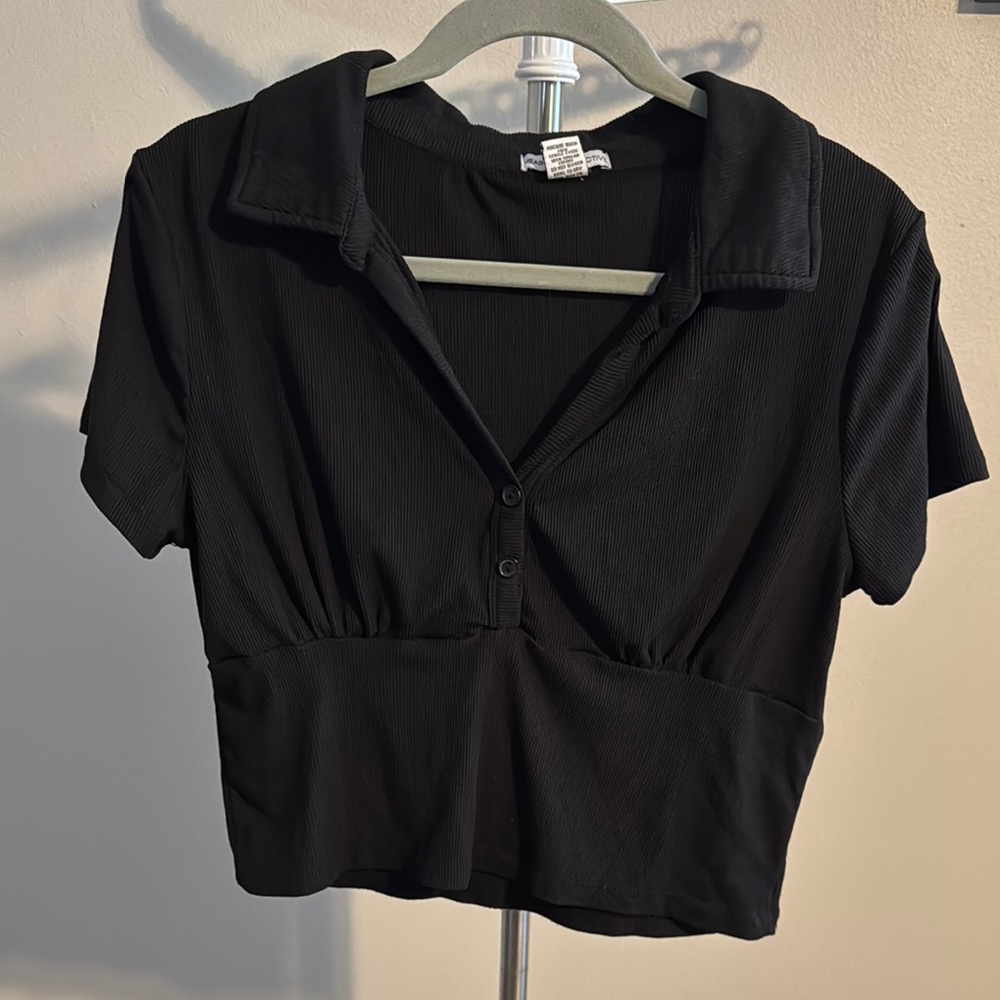 Chic Black Crop Top with Contemporary Flair